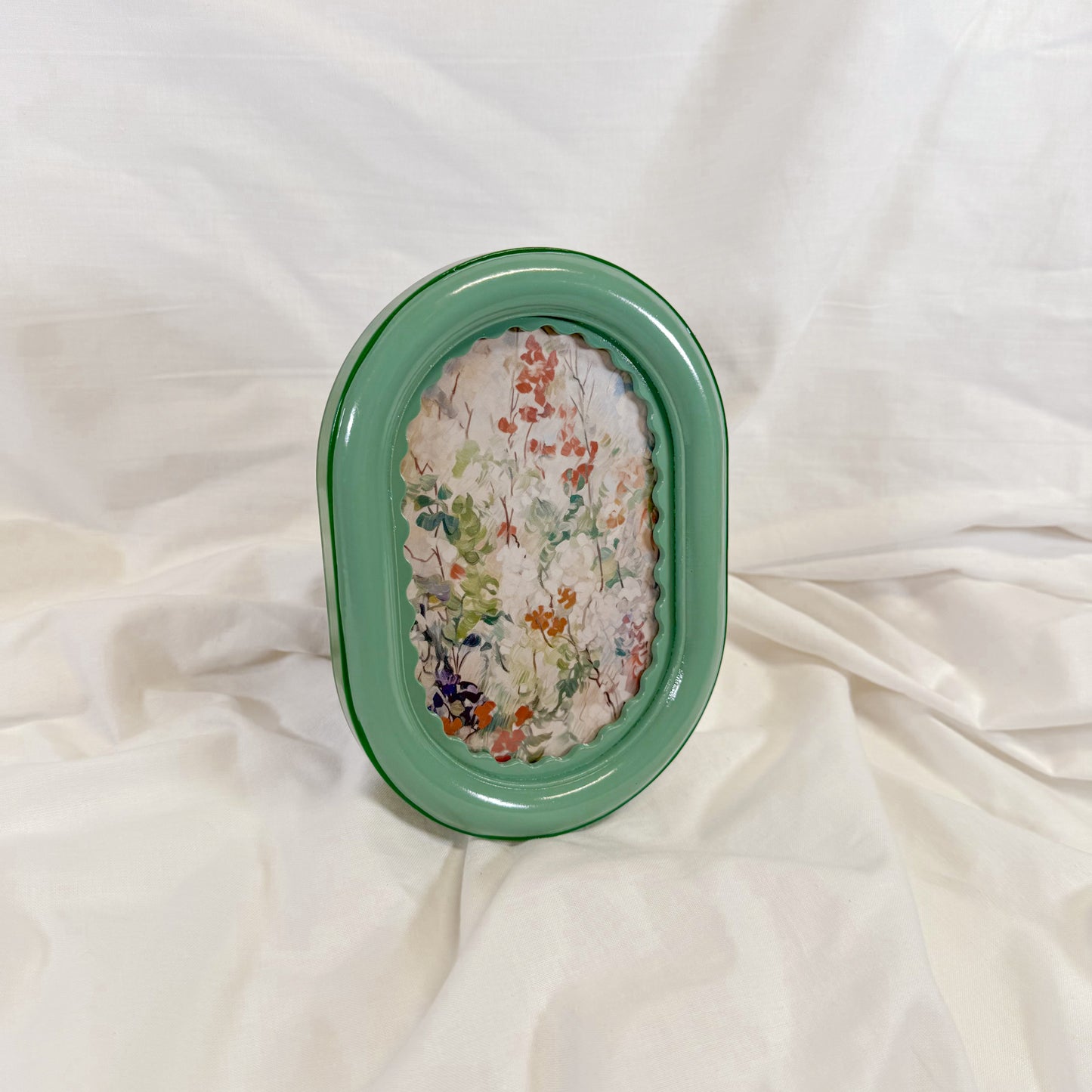 Scalloped Oval Picture Frame