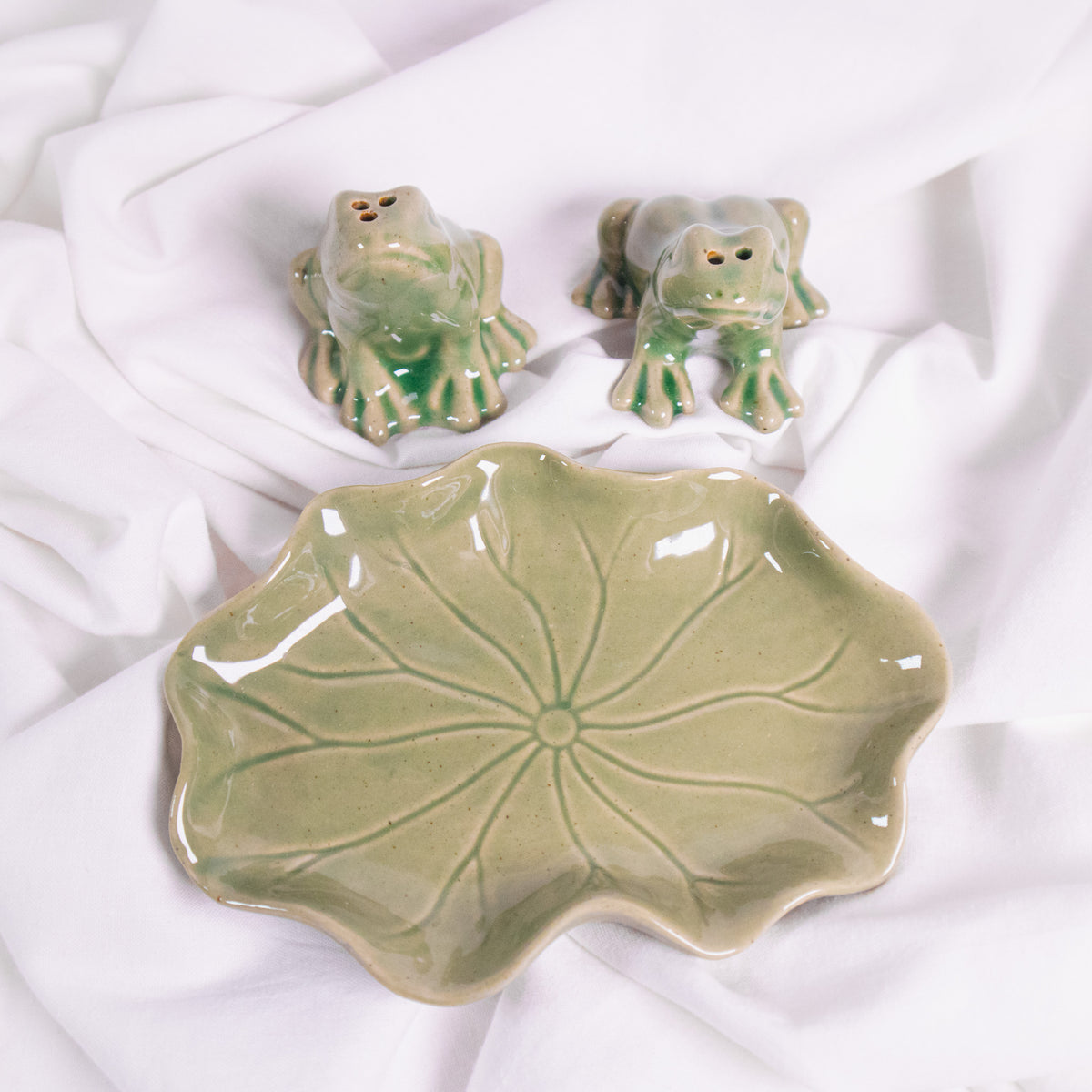 Frogs on Lily Pad Salt and Pepper Shakers